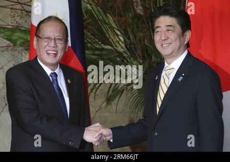 Bildnummer: 60824807 Datum: 13.12.2013 Copyright: imago/Xinhua der japanische Premierminister Shinzo Abe (R) trifft sich am 13. Dezember 2013 mit dem philippinischen Präsidenten Benigno Aquino III in Tokio, Japan. (Xinhua) (lmz) JAPAN-PHILIPPINEN-ASEAN PUBLICATIONxNOTxINxCHN People Politik x0x xkg 2013 quer Stockfoto