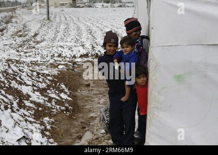 Bildnummer: 60823366 Datum: 12.12.2013 Copyright: imago/Xinhua syrische Flüchtlinge stehen nach einem Schneesturm am 12. Dezember 2103 in einem Flüchtlingslager im Bekaa-Tal im östlichen Libanon an ihrem Zelt. Der Schneesturm Alexa hat den Libanon Dienstag Nacht getroffen und in höhere Gebiete Schnee gebracht und sintflutartige Regenfälle anderswo, begleitet von starkem Wind.die Vereinten Nationen und ihre humanitären Partner verstärken Hilfsmaßnahmen für die mehr als 800.000 syrischen Flüchtlinge im Libanon, die durch Regenfälle zitterten. Schneefall und Gefriertemperaturen während sich ein heftiger Wintersturm in der Region bewegt, sagten UN-Beamte, er sei der Meinung Stockfoto