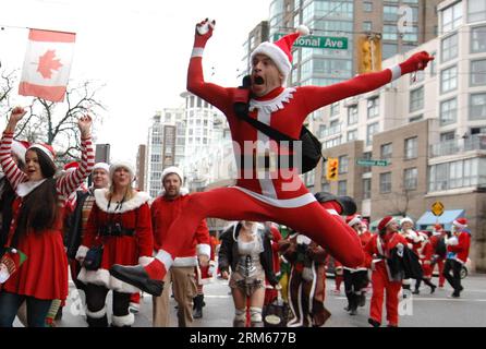 Bildnummer: 60831564 Datum: 14.12.2013 Copyright: imago/Xinhua ein in Santa Anzug gekleideter Mann springt während der jährlichen SantaCon 2013 in Vancouver, Kanada, am 14. Dezember 2013 in die Luft. SantaCon ist ein jährliches Massentreffen von verkleideten Weihnachtsmannkostümen, die in Städten auf der ganzen Welt öffentlich vorgeführt werden. (Xinhua/Sergei Bachlakov) (yc) CANADA-VANCOUVER-SANTACON PUBLICATIONxNOTxINxCHN Gesellschaft kurios Flashmob Flash Mob Weihnachtsmann xdp x0x 2013 quer Premiere Stockfoto