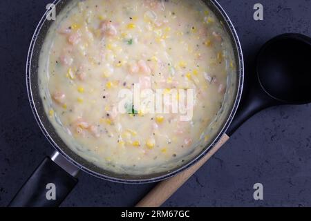 Shrimps und Maissuppe - Draufsicht auf Fisch und Maissuppe mit Kopierplatz Stockfoto
