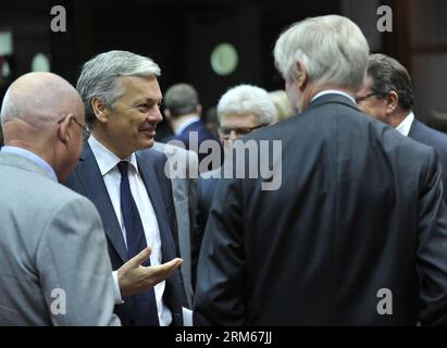 Bildnummer: 60834250 Datum: 16.12.2013 Copyright: imago/Xinhua (131216) -- BRÜSSEL, 16. Dezember 2013 (xinhua) -- der belgische Außenminister Didier Reynders (2. L) spricht mit seinen Amtskollegen vor einem Außenministertreffen am EU-Hauptsitz in Brüssel, der belgischen Hauptstadt, am 16. Dezember 2013. (Xinhua/YE Pingfan) BELGIEN-BRÜSSEL-EU-FM-MEETING PUBLICATIONxNOTxINxCHN People Politik Brüssel Aussenminster Aussenministertreffen xcb x0x 2013 quer premiumd Stockfoto