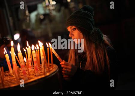 Bildnummer: 60834259 Datum: 15.12.2013 Copyright: imago/Xinhua (131215) -- BETHLEHEM, 15. Dezember 2013 (Xinhua) -- Ein christlicher Pilger zündet am 15. Dezember 2013 Kerzen in der Geburtskirche, der traditionell akzeptierten Geburtsstätte Jesu Christi, in der Westjordstadt Bethlehem an. Christliche Pilger bereiten sich darauf vor, sich im traditionellen Geburtsort Jesu Christi im Westjordanland zu versammeln, um Weihnachten zu feiern. (Xinhua/Luay Sababa) MIDEAST-BETHLEHEM-CHURCH PUBLICATIONxNOTxINxCHN xcb x0x 2013 quer Stockfoto