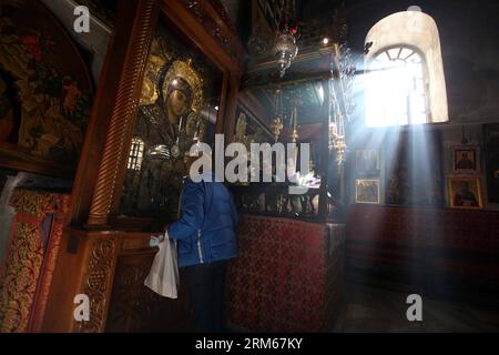 Bildnummer: 60834258 Datum: 15.12.2013 Copyright: imago/Xinhua (131215) -- BETHLEHEM, 15. Dezember 2013 (Xinhua) -- Ein christlicher Pilger küsst ein Bild, das in der Grotte der Geburtskirche, der traditionell akzeptierten Geburtsstätte Jesu Christi, in der Westjordstadt Bethlehem am 15. Dezember 2013 hängt. Christliche Pilger bereiten sich darauf vor, sich im traditionellen Geburtsort Jesu Christi im Westjordanland zu versammeln, um Weihnachten zu feiern. (Xinhua/Luay Sababa) MIDEAST-BETHLEHEM-CHURCH PUBLICATIONxNOTxINxCHN xcb x0x 2013 quer Stockfoto