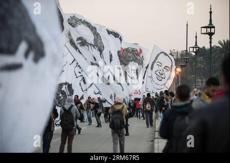 (131216) -- KAIRO, 16. Dezember 2013 (Xinhua) -- ägyptische Demonstranten halten die Flaggen von Porträts von Menschen, die bei einem marsch in der ägyptischen Innenstadt am 16. Dezember 2013 getötet wurden. Am Montag wurde von mehreren Fraktionen ein marsch zum ägyptischen Kabinett einberufen, um der Zusammenstöße zwischen Demonstranten und Sicherheitskräften vor dem Kabinettsgebäude im Jahr 2011 zu gedenken, bei denen mehrere Menschen getötet und Hunderte verletzt wurden. Wie das lokale Fernsehen berichtete, wurden 9 Personen verhaftet und 2 Polizisten wurden während des Zusammenstoßes verletzt, der nach dem marsch auf der Straße vor dem Kabinettsgebäude geschah. (Xinhua/Pan Chaoyue) EYGPT Stockfoto