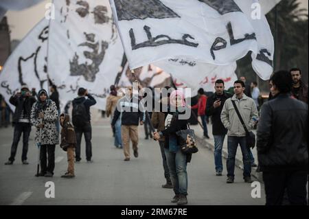 (131216) -- KAIRO, 16. Dezember 2013 (Xinhua) -- ägyptische Demonstranten halten die Flaggen von Porträts von Menschen, die bei einem marsch in der ägyptischen Innenstadt am 16. Dezember 2013 getötet wurden. Am Montag wurde von mehreren Fraktionen ein marsch zum ägyptischen Kabinett einberufen, um der Zusammenstöße zwischen Demonstranten und Sicherheitskräften vor dem Kabinettsgebäude im Jahr 2011 zu gedenken, bei denen mehrere Menschen getötet und Hunderte verletzt wurden. Wie das lokale Fernsehen berichtete, wurden 9 Personen verhaftet und 2 Polizisten wurden während des Zusammenstoßes verletzt, der nach dem marsch auf der Straße vor dem Kabinettsgebäude geschah. (Xinhua/Pan Chaoyue) EYGPT Stockfoto