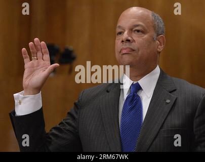 WASHINGTON D.C., 16. Dezember 2013 (Xinhua) -- in diesem Aktenfoto bezeugt Jeh Johnson während seiner Nominierungsanhörung, dass er Sekretär für Heimatsicherheit vor dem Komitee für Heimatsicherheit und Regierungsangelegenheiten des Senats auf dem Kapitol Hill in Washington am 13. November 2013 ist. Der US-Senat stimmte am 16. Dezember 2013 dafür, dass Jeh Johnson, ein ehemaliger Top-Pentagon-Anwalt, der Sekretär für Heimatsicherheit wird. (Xinhua/Zhang Jun) US-WASHINGTON-HOMELAND SECURITY-JEH JOHNSON PUBLICATIONxNOTxINxCHN Washington D C DEC 16 2013 XINHUA in dieser Akte Foto Jeh Johnson bezeugt während seiner Nominierungsanhörung Stockfoto