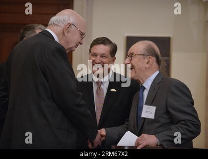 (131216) -- WASHINGTON D.C., 16. Dezember 2013 (Xinhua) -- der ehemalige Vorsitzende der US-Notenbank Alan Greenspan (R) unterhält sich mit dem ehemaligen Vorsitzenden der US-Notenbank Paul Volker (L) während der hundertjährigen Gedenkfeier der US-Notenbank im Gebäude der US-Notenbank in Washington D.C., der Hauptstadt der Vereinigten Staaten, am 16. Dezember 2013. (Xinhua/Zhang Jun) US-WASHINGTON-FED-CENTENNIAL PUBLICATIONxNOTxINxCHN Washington D C DEZ 16 2013 XINHUA ehemaliger Vorsitzender der US-Notenbank, Alan Greenspan r Chats mit dem ehemaligen Vorsitzenden der US-Notenbank, Paul Volker l, während der hundertjährigen Gedenkfeier der US-Notenbank AM Stockfoto