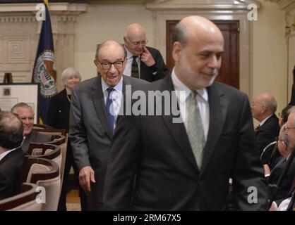 (131216) -- WASHINGTON D.C., 16. Dezember 2013 (Xinhua) -- Vorsitzender des Federal Reserve Board Ben Bernanke (1. R), ehemaliger Vorsitzender der Federal Reserve Alan Greenspan (2. L) und Paul Volker (2. R), Janet Yellen, stellvertretende Vorsitzende und zukünftige Vorsitzende, geht während der hundertjährigen Gedenkfeier der US-Notenbank im Gebäude der US-Notenbank in Washington D.C., Hauptstadt der Vereinigten Staaten, am 16. Dezember 2013 aus. (Xinhua/Zhang Jun) US-WASHINGTON-FED-CENTENNIAL PUBLICATIONxNOTxINxCHN Washington D C DEZ 16 2013 XINHUA US Federal Reserve Board Chairman Ben Bernanke 1. R ehemaliger Federal Reserve Chairman A Stockfoto