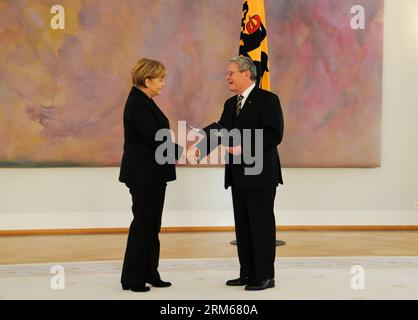 (131217) -- BERLIN, 17. Dezember 2013 (Xinhua) -- Bundeskanzlerin Angela Merkel (L) gibt Bundespräsident Joachim Gauck die Hand, als sie am 17. Dezember 2013 ihre Ernennungsurkunde im Schloss Bellevue in Berlin erhielt. Angela Merkel wurde am Dienstag in einer Abstimmung im Unterhaus des parlaments für eine dritte Amtszeit wiedergewählt, und ihre Koalitionsregierung wird vereidigt werden, um die größte europäische Wirtschaft für die nächsten vier Jahre zu regieren. (Xinhua/Guo Yang) (srb) DEUTSCHLAND-BERLIN-MERKEL-WIEDERWAHL PUBLICATIONxNOTxINxCHN 131217 Berlin DEZ 17 2013 XINHUA Bundeskanzlerin Angela Merkel l Sha Stockfoto