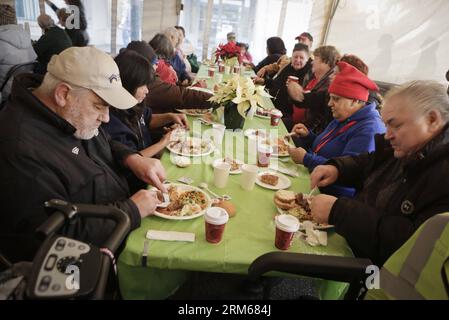 VANCOUVER, 17. Dezember 2013 (Xinhua) -- Bewohner genießen kostenlose Mahlzeit am Tisch für 2000 Veranstaltung in Vancouver, Kanada, 17. Dezember 2013. Etwa 200 Mitarbeiter aus lokalen Restaurants nahmen an der 5., jährlichen Table for 2000-Veranstaltung Teil, bei der über 2,5 Millionen kostenlose Weihnachtsgerichte für Familien mit niedrigem Einkommen und Obdachlose in der Innenstadt von Vancouver gespendet wurden. (Xinhua/Liang Sen) KANADA-VANCOUVER-WEIHNACHTSSPENDE PUBLICATIONxNOTxINxCHN Vancouver DEZ 17 2013 XINHUA-Bewohner genießen kostenloses Essen AM Tisch für 2000 Veranstaltung in Vancouver Kanada DEZ 17 2013 etwa 200 Mitarbeiter aus lokalen Restaurants partisch Stockfoto