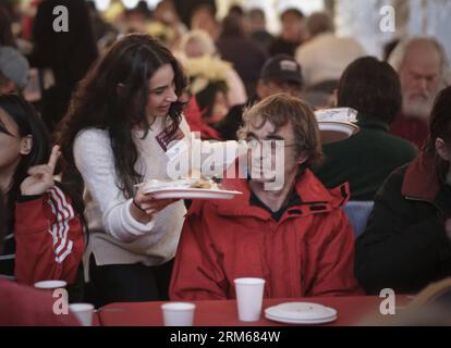 VANCOUVER, 17. Dezember 2013 (Xinhua) -- Ein Freiwilliger verteilt kostenlose Mahlzeiten an die Bewohner am Tisch für 2000 Veranstaltung in Vancouver, Kanada, 17. Dezember 2013. Etwa 200 Mitarbeiter aus lokalen Restaurants nahmen an der 5., jährlichen Table for 2000-Veranstaltung Teil, bei der über 2,5 Millionen kostenlose Weihnachtsgerichte für Familien mit niedrigem Einkommen und Obdachlose in der Innenstadt von Vancouver gespendet wurden. (Xinhua/Liang Sen) CANADA-VANCOUVER-CHRISTMAS-DONATION PUBLICATIONxNOTxINxCHN Vancouver DEZ 17 2013 XINHUA A Volunteer verteilt kostenlose Mahlzeiten an die Bewohner AM Tisch für 2000 Veranstaltung in Vancouver Kanada DEZ 17 2013 A. Stockfoto