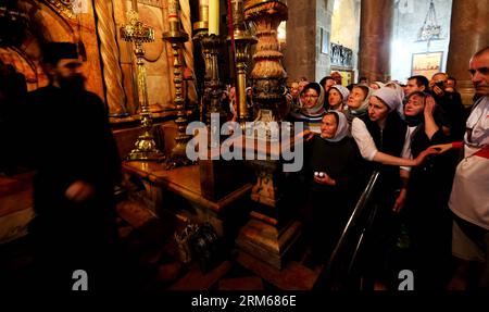 JERUSALEM, 17. Dezember 2013 (Xinhua) -- Menschen versammeln sich in einer Kirche in der Altstadt von Jerusalem am 17. November 2013. Jerusalem, eine der ältesten Städte der Welt, ist den drei großen abrahamischen Religionen - dem Judentum, dem Christentum und dem Islam - heilig. Israelis und Palästinenser beanspruchen Jerusalem als ihre Hauptstadt, da Israel hier seine wichtigsten Regierungsinstitutionen unterhält. Die Altstadt von Jerusalem wurde traditionell in vier Viertel unterteilt, nämlich das armenische, christliche, jüdische und muslimische Viertel. Es wurde 1981 zum Weltkulturerbe und steht auf der Liste des Weltkulturerbes in Gefahr. (Xinhu Stockfoto