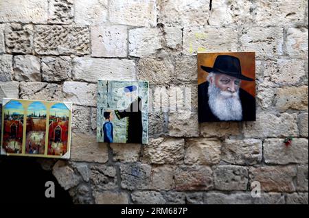 JERUSALEM, 17. Dezember 2013 (Xinhua) – Gemälde werden vor einem Haus in der Altstadt von Jerusalem am 17. November 2013 gesehen. Jerusalem, eine der ältesten Städte der Welt, ist den drei großen abrahamischen Religionen - dem Judentum, dem Christentum und dem Islam - heilig. Israelis und Palästinenser beanspruchen Jerusalem als ihre Hauptstadt, da Israel hier seine wichtigsten Regierungsinstitutionen unterhält. Die Altstadt von Jerusalem wurde traditionell in vier Viertel unterteilt, nämlich das armenische, christliche, jüdische und muslimische Viertel. Es wurde 1981 zum Weltkulturerbe und steht auf der Liste des Weltkulturerbes in Dange Stockfoto