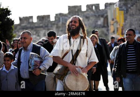 JERUSALEM, 17. Dezember 2013 (Xinhua) -- Menschen versammeln sich, um eine Zeremonie für Erwachsene 13-jährige Jungen in der Altstadt von Jerusalem am 18. November 2013 zu feiern. Jerusalem, eine der ältesten Städte der Welt, ist den drei großen abrahamischen Religionen - dem Judentum, dem Christentum und dem Islam - heilig. Israelis und Palästinenser beanspruchen Jerusalem als ihre Hauptstadt, da Israel hier seine wichtigsten Regierungsinstitutionen unterhält. Die Altstadt von Jerusalem wurde traditionell in vier Viertel unterteilt, nämlich das armenische, christliche, jüdische und muslimische Viertel. Es wurde 1981 zum Weltkulturerbe und steht auf der Liste Stockfoto