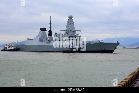(131218) -- HANOI, 18. Dez. 2013 (Xinhua) -- das Bild vom 18. Dez. 2013 zeigt das britische Kriegsschiff Royal Navy, das den Hafen Tien Sa in Vietnams zentraler Stadt da Nang aufnimmt. Das britische Kriegsschiff der Royal Navy Daring legte am Mittwoch im Hafen Tien Sa in Vietnams zentraler Stadt da Nang an, um einen viertägigen Hafenanruf durchzuführen. (Xinhua/VNA) VIETNAM-HANOI-UK-WARSHIP-VISIT PUBLICATIONxNOTxINxCHN Hanoi DEZ 18 2013 XINHUA Bild aufgenommen AM DEZ 18 2013 zeigt das britische S Royal Navy Kriegsschiff gewagt AM Tien Sat Seaport in Vietnam S Zentral There Nang City das Vereinigte Königreich S Royal Navy Warshi Stockfoto