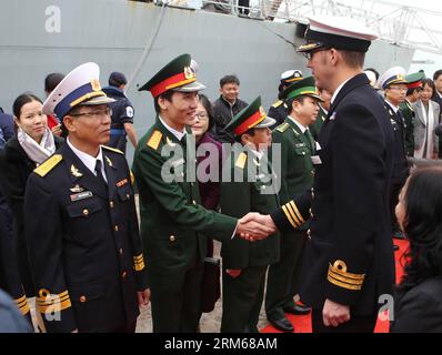 (131218) -- HANOI, 18. Dez. 2013 (Xinhua) -- vietnamesische Marinestaaten begrüßen Besatzungsmitglieder des britischen Kriegsschiffs Royal Navy, das am 18. Dez. 2013 im Seehafen Tien Sa in Vietnams zentraler Stadt da Nang flog. Das britische Kriegsschiff der Royal Navy Daring legte am Mittwoch im Hafen Tien Sa in Vietnams zentraler Stadt da Nang an, um einen viertägigen Hafenanruf durchzuführen. (Xinhua/VNA) VIETNAM-HANOI-UK-WARSHIP-VISIT PUBLICATIONxNOTxINxCHN Hanoi DEC 18 2013 XINHUA vietnamesische Marinestaaten Willkommen Crew Mitglieder des britischen S Royal Navy Kriegsschiffs gewagt in Tien Sat Seaport in Vietnam S Central There Nan Stockfoto