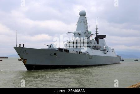 (131218) -- HANOI, 18. Dez. 2013 (Xinhua) -- das Bild vom 18. Dez. 2013 zeigt das britische Kriegsschiff Royal Navy, das den Hafen Tien Sa in Vietnams zentraler Stadt da Nang aufnimmt. Das britische Kriegsschiff der Royal Navy Daring legte am Mittwoch im Hafen Tien Sa in Vietnams zentraler Stadt da Nang an, um einen viertägigen Hafenanruf durchzuführen. (Xinhua/VNA) VIETNAM-HANOI-UK-WARSHIP-VISIT PUBLICATIONxNOTxINxCHN Hanoi DEZ 18 2013 XINHUA Bild aufgenommen AM DEZ 18 2013 zeigt das britische S Royal Navy Kriegsschiff gewagt AM Tien Sat Seaport in Vietnam S Zentral There Nang City das Vereinigte Königreich S Royal Navy Warshi Stockfoto
