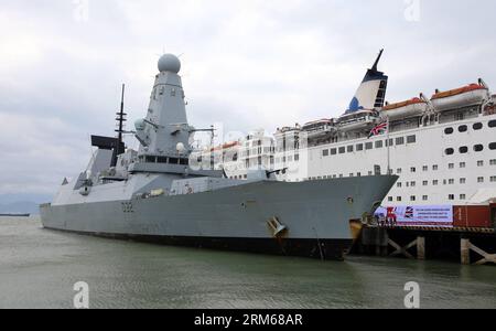 (131218) -- HANOI, 18. Dez. 2013 (Xinhua) -- das Bild vom 18. Dez. 2013 zeigt das britische Kriegsschiff Royal Navy, das den Hafen Tien Sa in Vietnams zentraler Stadt da Nang aufnimmt. Das britische Kriegsschiff der Royal Navy Daring legte am Mittwoch im Hafen Tien Sa in Vietnams zentraler Stadt da Nang an, um einen viertägigen Hafenanruf durchzuführen. (Xinhua/VNA) VIETNAM-HANOI-UK-WARSHIP-VISIT PUBLICATIONxNOTxINxCHN Hanoi DEZ 18 2013 XINHUA Bild aufgenommen AM DEZ 18 2013 zeigt das britische S Royal Navy Kriegsschiff gewagt AM Tien Sat Seaport in Vietnam S Zentral There Nang City das Vereinigte Königreich S Royal Navy Warshi Stockfoto