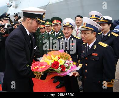 (131218) -- HANOI, 18. Dez. 2013 (Xinhua) -- vietnamesische Marinestaaten begrüßen Besatzungsmitglieder des britischen Kriegsschiffs Royal Navy, das am 18. Dez. 2013 im Seehafen Tien Sa in Vietnams zentraler Stadt da Nang flog. Das britische Kriegsschiff der Royal Navy Daring legte am Mittwoch im Hafen Tien Sa in Vietnams zentraler Stadt da Nang an, um einen viertägigen Hafenanruf durchzuführen. (Xinhua/VNA) VIETNAM-HANOI-UK-WARSHIP-VISIT PUBLICATIONxNOTxINxCHN Hanoi DEC 18 2013 XINHUA vietnamesische Marinestaaten Willkommen Crew Mitglieder des britischen S Royal Navy Kriegsschiffs gewagt in Tien Sat Seaport in Vietnam S Central There Nan Stockfoto