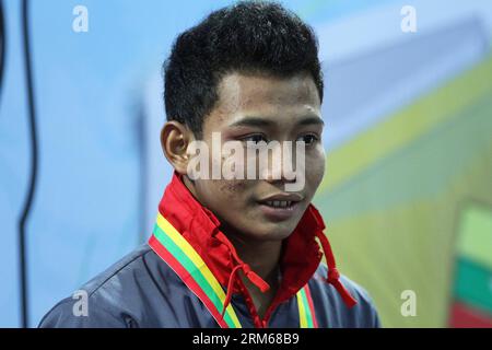 (131218) -- NAY PYI TAW, 18. Dezember 2013 (Xinhua) -- Indah Eka Purnama aus Indonesien erhält Bronzemedaille nach dem 10-m-Plattformfinale der Männer beim Tauchen bei den 27. SEESPIELEN im Wasserstadion Wunna Theikdi von Nay Pyi Taw, Myanmar, 18. Dezember 2013. (Xinhua/Thet Htoo) (SP)MYANMAR-NAY PYI TAW-DIVING PUBLICATIONxNOTxINxCHN Nay Pyi Taw DEC 18 2013 XINHUA Indah EKA von Indonesien erhält Bronzemedaille nach dem 10-Meter-Finale DER Men S-Plattform des Tauchens BEI den 27. Seespielen IN Nay Pyi Taw S WUNNA AQUATIC Stage Myanmar DEC 18 2013 XINHUA Thet SP Myanmar Nay Pyi Taw Diving PUBLICATIONxNOTxINxCHN Stockfoto