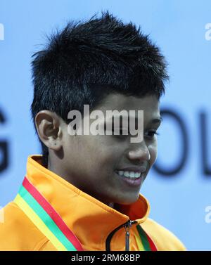 (131218) -- NAY PYI TAW, 18. Dezember 2013 (Xinhua) -- Cheong Jun Hoong aus Malaysia erhält Goldmedaille nach dem 10-m-Plattformfinale der Männer beim Tauchen bei den 27. SEESPIELEN im Wasserstadion Wunna Theikdi von Nay Pyi Taw, Myanmar, 18. Dezember 2013. (Xinhua/Thet Htoo) (SP)MYANMAR-NAY PYI TAW-DIVING PUBLICATIONxNOTxINxCHN Nay Pyi Taw DEC 18 2013 XINHUA Cheong jun of Malaysia erhält Goldmedaille nach dem Men S 10m Platform Final of Diving BEI den 27. Seespielen IN Nay Pyi Taw S WUNNA AQUATIC Stage Myanmar DEC 18 2013 XINHUA Thet SP Myanmar Nay Pyi Taw Diving PUBLICATIONxNOTxINxCHN Stockfoto