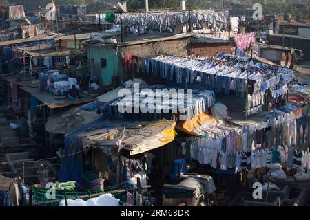 (131218) -- MUMBAI, 18. Dezember 2013 (Xinhua) -- Foto aufgenommen am 18. Dezember 2013 zeigt den Dhobi Ghat in Mumbai, Indien. Das Dhobi Ghat mit mehr als 150 Jahren Geschichte befindet sich im Stadtzentrum von Mumbai. Es wird als der größte Freiluft-Waschsalon der Welt bezeichnet. Die Waschmaschinen, lokal als Dhobis bekannt, arbeiten im Freien für Besitzer der Waschteiche, um die Kleidung von Mumbais Hotels und Krankenhäusern zu waschen. Sie leben mit ihrer Familie im Dhobi Ghat und verdienen Hunderte indische Rupien pro Tag. (Xinhua/Zheng Huansong) INDIA-MUMBAI-DHOBI GHAT PUBLICATIONxNOTxINxCHN Mumbai DEZ 18 2013 XINHUA Stockfoto