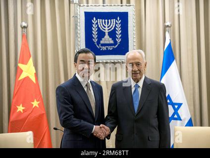 JERUSALEM, (Xinhua) – der israelische Präsident Shimon Peres (R) trifft sich am 19. Dezember 2013 in Jerusalem mit dem chinesischen Außenminister Wang Yi. (Xinhua/Li Rui) ISRAEL-CHINA-TREFFEN PUBLICATIONxNOTxINxCHN Jerusalem XINHUA der israelische Präsident Shimon Peres r trifft sich mit dem chinesischen Außenminister Wang Yi in Jerusalem AM 19. Dezember 2013 XINHUA verließ Rui Israel China Treffen PUBLICATIONxNOTxINxCHN Stockfoto