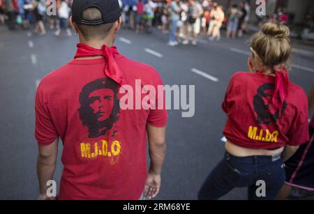 Die Demonstranten nehmen an einem märz Teil, um den 12. Jahrestag der Volksrebellion von 2001, bekannt als Argentinazo, in Buenos Aires, Argentinien, am 20. Dezember 2013 zu gedenken.(Xinhua/Martin Zabala) ARGENTINIEN-BUENOS AIRES-GESELLSCHAFT-JUBILÄUM PUBLICATIONxNOTxINxCHN Demonstrant nehmen an einem März Teil, um an den 12. Jahrestag der Prominenten S Rebellion von 2001 bekannt als in Buenos Aires Argentinien AUF DEC 20 2013 XINHUA Martin Zabala Argentina Buenos Aires Society Anniversary PUBLICATIONxNOTxINxCHN zu gedenken Stockfoto