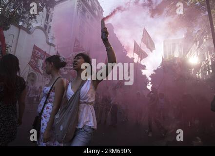 Die Demonstranten nehmen an einem märz Teil, um den 12. Jahrestag der Volksrebellion von 2001, bekannt als Argentinazo, in Buenos Aires, Argentinien, am 20. Dezember 2013 zu gedenken.(Xinhua/Martin Zabala) ARGENTINIEN-BUENOS AIRES-GESELLSCHAFT-JUBILÄUM PUBLICATIONxNOTxINxCHN Demonstrant nehmen an einem März Teil, um an den 12. Jahrestag der Prominenten S Rebellion von 2001 bekannt als in Buenos Aires Argentinien AUF DEC 20 2013 XINHUA Martin Zabala Argentina Buenos Aires Society Anniversary PUBLICATIONxNOTxINxCHN zu gedenken Stockfoto