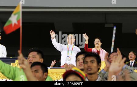 Der Präsident Myanmars, U Thein sein (hinten, L), bejubelt die Medaillengewinner Myanmars während der Abschlusszeremonie der 27. Südostasiatischen Spiele im Wunna Theikdi-Stadion von Nay Pyi Taw, Myanmar, 22. Dezember 2013. (Xinhua/Thet Htoo) (SP)MYANMAR-NAY PYI TAW-SEA-GAMES-ABSCHLUSSZEREMONIE PUBLICATIONxNOTxINxCHN Myanmar Präsident U Thein Be Rear l Cheers für die MEDAILLENGEWINNER Myanmars während der ABSCHLUSSZEREMONIE DER 27. südostasiatischen Spiele BEI Nay Pyi Taw S WUNNA Stage Myanmar DEC 22 2013 XINHUA Thet SP Myanmar Nay Pyi Taw Sea Games CLOSING Zeremonie PUBLICATIONxNOTxINxCHN Stockfoto