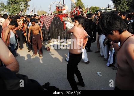 (131223) -- ISLAMABAD, Dec. 23, 2013 (Xinhua) -- A Pakistani Shiite Muslim flagellates himself during a religious procession in Islamabad, capital of Pakistan on Dec. 23, 2013. Pakistani Shiite Muslims held religious procession to mark the 40th day of mourning after the anniversary of the death of Imam Hussain, the grandson of the Prophet Mohammed, along with his close relatives and supporters in the Battle of Karbala in modern-day Iraq in the year 680. (Xinhua/Saadia Seher) (djj) PAKISTAN-ISLAMABAD-RELIGIOUS PROCESSION PUBLICATIONxNOTxINxCHN   Islamabad DEC 23 2013 XINHUA a Pakistani Shiite M Stock Photo