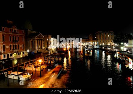 VENEDIG, Dez. , 2013 - das Foto vom 20. Dezember 2013 zeigt den nächtlichen Blick auf Venedigs Grand Canal in Venedig, Italien. Venedig liegt im Nordosten Italiens und ist die Hauptstadt der Region Veneto. Venedig ist durch Kanäle getrennt und durch Brücken verbunden und berühmt für seine wunderschöne Aussicht und Architektur. Die Stadt mit ihrer Lagune wurde 1987 von der UNESCO zum Weltkulturerbe erklärt. (Xinhua/Xu Nizhi) ITALIEN-VENEDIG-ANSICHT PUBLICATIONxNOTxINxCHN Venedig DEZ 2013 Foto aufgenommen AM 20. Dezember 2013 zeigt die Nachtansicht des Venedig S Grand Canal in Venedig Italien Venedig befindet sich im Nordosten Italiens und Stockfoto