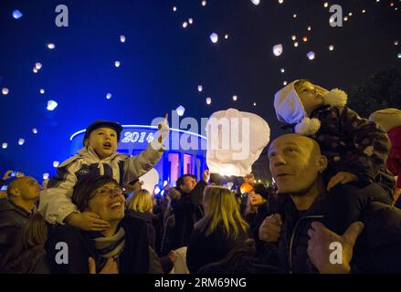ZAGREB, 24. Dezember 2013 (Xinhua) - Menschen fliegen Laternen in den Nachthimmel während des ARTOMAT Kunstfestivals in der Innenstadt von Zagreb, Kroatien, 23. Dezember 2013. Die Menschen veröffentlichten Laternen, die ihre Hoffnungen und Wünsche während einer traditionellen Weihnachtsveranstaltung trugen, die vom kroatischen Konzeptkünstler Kresimir Tadija Kapulica organisiert wurde. (Xinhua/Miso Lisanin)(yt) KROATIEN-ZAGREB-LATERNEN FESTIVAL PUBLICATIONxNOTxINxCHN Zagreb 24. Dezember 2013 XINHUA Prominente Fliegen Laternen in den Nachthimmel während des Kunstfestivals in der Innenstadt von Zagreb Kroatien 23. Dezember 2013 Prominente veröffentlichten Laternen mit ihren Hoffnungen Stockfoto