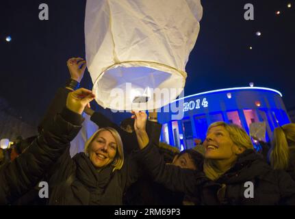 ZAGREB, 24. Dezember 2013 (Xinhua) - Menschen fliegen Laternen in den Nachthimmel während des ARTOMAT Kunstfestivals in der Innenstadt von Zagreb, Kroatien, 23. Dezember 2013. Die Menschen veröffentlichten Laternen, die ihre Hoffnungen und Wünsche während einer traditionellen Weihnachtsveranstaltung trugen, die vom kroatischen Konzeptkünstler Kresimir Tadija Kapulica organisiert wurde. (Xinhua/Miso Lisanin)(yt) KROATIEN-ZAGREB-LATERNEN FESTIVAL PUBLICATIONxNOTxINxCHN Zagreb 24. Dezember 2013 XINHUA Prominente Fliegen Laternen in den Nachthimmel während des Kunstfestivals in der Innenstadt von Zagreb Kroatien 23. Dezember 2013 Prominente veröffentlichten Laternen mit ihren Hoffnungen Stockfoto