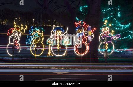 TORONTO, 2013. Dezember 2013 (Xinhua) – Schneemannlichter werden während des 2013 Winter Festival of Lights in Niagara Falls, Ontario, Kanada, im Dezember 2013 gezeigt. Vom 9. November 2013 bis zum 31. Januar 2014 findet hier ein Winterlichtfest statt. (Xinhua/Zou Zheng) (dzl) CANADA-TORONTO-CHRISTMAS-Lights PUBLICATIONxNOTxINxCHN Toronto DEC 2013 2013 XINHUA Lights werden während des 2013 Winter Festival of Lights in Niagara Falls Ontario Canada DEC 2013 gezeigt ein Winter Lights Festival für Feiertagsfeiern IST Hero hier vom 9. November 2013 bis 31. Januar 2014 XINHUA Zou Zhen Stockfoto