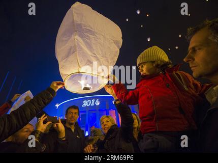 ZAGREB, 24. Dezember 2013 (Xinhua) - Menschen fliegen Laternen in den Nachthimmel während des ARTOMAT Kunstfestivals in der Innenstadt von Zagreb, Kroatien, 23. Dezember 2013. Die Menschen veröffentlichten Laternen, die ihre Hoffnungen und Wünsche während einer traditionellen Weihnachtsveranstaltung trugen, die vom kroatischen Konzeptkünstler Kresimir Tadija Kapulica organisiert wurde. (Xinhua/Miso Lisanin)(yt) KROATIEN-ZAGREB-LATERNEN FESTIVAL PUBLICATIONxNOTxINxCHN Zagreb 24. Dezember 2013 XINHUA Prominente Fliegen Laternen in den Nachthimmel während des Kunstfestivals in der Innenstadt von Zagreb Kroatien 23. Dezember 2013 Prominente veröffentlichten Laternen mit ihren Hoffnungen Stockfoto