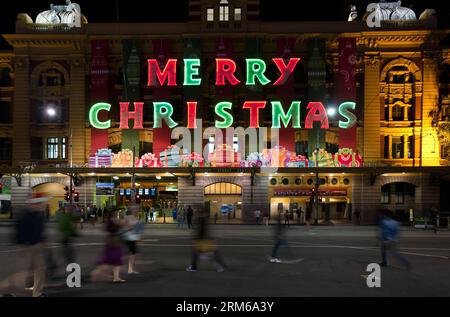 (131225) -- MELBOUNE, Dec. 25, 2013 (Xinhua) -- Pedestrians pass by a Christmas sign at the Flinders Street railway station in Melboune, Australia, on Dec. 24, 2013. (Xinhua/Bai Xue) AUSTRILIA-MELBOUNE-CHRISTMAS EVE PUBLICATIONxNOTxINxCHN   DEC 25 2013 XINHUA pedestrians Passport by a Christmas Sign AT The Flinders Street Railway Station in  Australia ON DEC 24 2013 XINHUA Bai Xue Austrilia  Christmas Eve PUBLICATIONxNOTxINxCHN Stock Photo