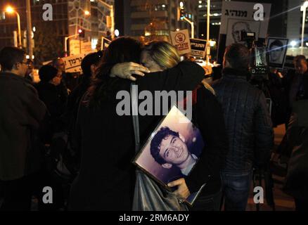 TEL AVIV, 26. Dezember 2013 (Xinhua) – israelische Familien, die ihre Lieben bei den jüngsten militanten Angriffen von Palästinensern verloren haben, begrüßen während einer Demonstration gegen die bevorstehende Freilassung palästinensischer Gefangener außerhalb des israelischen Verteidigungsministeriums in Tel Aviv, Israel, am 26. Dezember 2013. Wenige Dutzend Hinterbliebene demonstrierten hier am Donnerstag, um die Freilassung der dritten Partie von 26 palästinensischen Gefangenen zu verhindern, die am 29. Dezember freigelassen werden soll. (Xinhua/Muammar Awad) ISRAEL-TEL AVIV-DEMONSTRATION PUBLICATIONxNOTxINxCHN Tel Aviv DEZ 26 2013 XINHUA israelische Familien, die ihre verloren Stockfoto