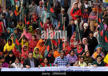 (131227) -- DHAKA, 27. Dezember 2013 (Xinhua) -- Bekleidungsarbeiter nehmen an einer Protestkundgebung mit bangladeschischen Flaggen Teil, bei der die Inhaftierung des Eigentümers der Bekleidungsfabrik Tazreen Fashion Limited in Dhaka, Bangladesch, 27. Dezember 2013 gefordert wird. Am 24. November 2012 starben in der Bekleidungsfabrik Tazreen Fashion Limited in Ashulia am Stadtrand der Hauptstadt Dhaka mindestens 112 Arbeiter bei einem Brand. (Xinhua/Shariful Islam) BANGLADESCH-DHAKA-PROTEST PUBLICATIONxNOTxINxCHN Dhaka DEC 27 2013 XINHUA Bekleidungsarbeiter nehmen an einer Protestkundgebung mit Bangladeshi Flags Teil, bei der die Inhaftierung des Eigentümers der Fashion Limi gefordert wird Stockfoto