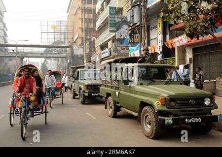 (131227) -- DHAKA, 27. Dezember 2013 (Xinhua) -- Bangladeshi Army Personal Patrol vor den bevorstehenden Wahlen in Dhaka, Bangladesch, 27. Dezember 2013. Zehntausende von bangladeschischen Truppen wurden im ganzen Land vor der für den 5. Januar 2014 geplanten Parlamentswahl unter dem Boykott des Hauptverbands der Opposition eingesetzt. (Xinhua/Shariful Islam) BANGLADESCH-DHAKA-WAHLEN-SICHERHEIT PUBLICATIONxNOTxINxCHN Dhaka DEC 27 2013 XINHUA Bangladeshi Armee Personal Patrol im Vorfeld der bevorstehenden Wahlen in Dhaka Bangladesch DEC 27 2013 Zehntausende von bangladeschischen Truppen wurden in der gesamten DEC eingesetzt Stockfoto