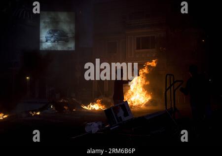 BUENOS AIRES, 29. Dezember 2013 -- Bewohner zünden Lagerfeuer an und blockieren Straßen während eines Protestes gegen die Stromausfälle, in Buenos Aires, Argentinien, am 29. Dezember 2013. Während die Stromausfälle in der argentinischen Hauptstadt anhalten, protestieren die Bürger der Stadt Buenos Aires auf den Straßen, um ihren Zorn zu zeigen. Die Regierung der Stadt Buenos Aires erklärte am Sonntag einen energischen Notstand, und die Behörden kündigten die Lähmung der Verwaltungsaktivitäten ab Montag Mittag an. (Xinhua/Martin Zabala) (fnc) (Ah) ARGENTINIEN-BUENOS AIRES-BLACKOUTS-PROTEST PUBLICATIONxNOTxINxCHN Buenos Aires DEC Stockfoto