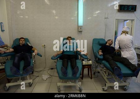 (131230) -- WOLGOGRAD, 30. Dezember 2013 (Xinhua) -- Menschen spenden Blut für die Verletzten in einem Krankenhaus in Wolgograd, Russland, am 30. Dezember 2013. Mindestens 10 Menschen wurden getötet und 10 andere wurden am frühen Montag verletzt, als eine Explosion einen Trolleybus in Russlands Wolgograd traf, die zweite tödliche Explosion innerhalb von zwei Tagen. (Xinhua/Jia Yuchen) RUSSLAND-WOLGOGRAD-BLAST-BLOOD-SPENDE PUBLICATIONxNOTxINxCHN WOLGOGRAD DEC 30 2013 XINHUA Prominente spenden Blut für Verletzte in einem Krankenhaus in Wolgograd Russland AM DEC 30 2013 wurden mindestens 10 Prominente GETÖTET und 10 andere verletzt AM frühen Montag, als eine Explosion traf Stockfoto