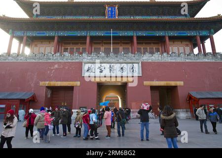 (131331) -- BEIJING, Dec. 31, 2013 (Xinhua) -- Tourists stand in front of the Shenwu Gate of the Forbidden City in Beijing on Dec. 31, 2013. The Forbidden City, also known as the Palace Museum, will be closed on Mondays since Jan. 1, 2014. But on public days and Mondays during July 1 to Aug. 31, the museum will still be opened. (Xinhua/Zhao Bing) CHINA-BEIJING-FORBIDDEN CITY-CLOSED-MONDAY PUBLICATIONxNOTxINxCHN   Beijing DEC 31 2013 XINHUA tourists stand in Front of The  Gate of The Forbidden City in Beijing ON DEC 31 2013 The Forbidden City Thus known As The Palace Museum will Be Closed ON MO Stock Photo