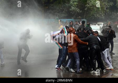 (140101) -- NEU-DELHI (Xinhua) -- Indische Polizei versucht, die Aktivisten der indischen Hauptoppositionspartei Bharatiya Janata durch Wasserkanon zu zerstreuen, während eines Protestes außerhalb der Residenz des Vizepräsidenten des Kongresses Rahul Gandhi in Neu-Delhi, Indien, am 31. Dezember 2013. (Xinhua/Partha Sarkar)(hy) INDIA-NEW DELHI-BJP-PROTEST PUBLICATIONxNOTxINxCHN New Delhi XINHUA Indische Polizei versucht, die Aktivisten der indischen S-Hauptopposition Bharatiya Janata Party mit dem Wasserkanon während eines Protestes vor der Residenz des Kongress-Vizepräsidenten Rahul Gandhi in Neu-Delhi Indien DEC 31 2013 XINHUA in Partha Sarkar Har anzuhalten Stockfoto