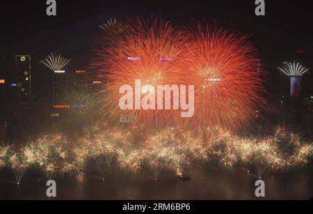 (140101) -- HONG KONG, 1. Januar 2014 (Xinhua) -- Feuerwerk explodiert über dem Victoria Harbor während einer Neujahrsfeier in Hong Kong, Südchina, 1. Januar 2014. (Xinhua/Lui Siu Wai) (hdt) CHINA-NEUJAHRSFEIER (CN) PUBLICATIONxNOTxINxCHN Hongkong 1. Januar 2014 XINHUA-Feuerwerk explodiert über dem Victoria-Hafen während einer Neujahrsfeier in Hongkong Südchina 1. Januar 2014 XINHUA Lui Siu Wai HDT China Neujahrsfeier CN PUBLTXINXCHIOXN Stockfoto