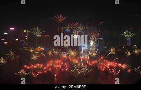 (140101) -- HONG KONG, 1. Januar 2014 (Xinhua) -- Feuerwerk explodiert über dem Victoria Harbor während einer Neujahrsfeier in Hong Kong, Südchina, 1. Januar 2014. (Xinhua/Lui Siu Wai) (hdt) CHINA-NEUJAHRSFEIER (CN) PUBLICATIONxNOTxINxCHN Hongkong 1. Januar 2014 XINHUA-Feuerwerk explodiert über dem Victoria-Hafen während einer Neujahrsfeier in Hongkong Südchina 1. Januar 2014 XINHUA Lui Siu Wai HDT China Neujahrsfeier CN PUBLTXINXCHIOXN Stockfoto