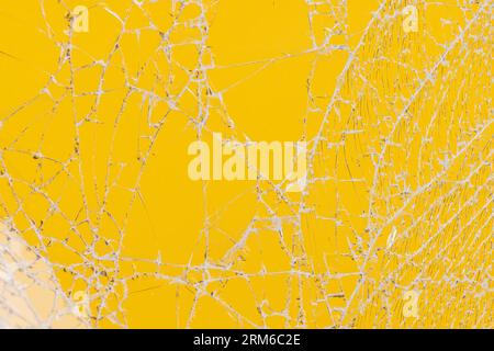 Glas zerbrochen in eine große Anzahl von Stücken und Rissen, ein Stück Glas mit einer großen Anzahl von Rissen und gebrochenen Teilen Stockfoto