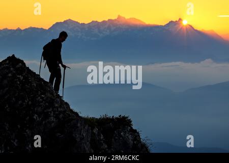 ISERE (38). PARC NATUREL DU VERCORS. BELLEDONNE DEPUIS LES CRETES DU VERCORS Stockfoto