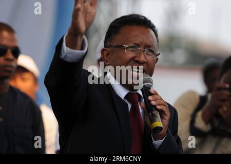 (140103) -- ANTANANARIVO, 3. Januar 2014 (Xinhua) -- das Aktenfoto vom 23. Oktober 2013 zeigt den madagassischen Präsidentschaftskandidaten Hery Rajaonarimampianina, der eine Rede in Antananarivo, der Hauptstadt Madagaskars, hält. Hery Rajaonarimampianina gewann am 20. Dezember die Präsidentschaftswahl in Madagaskar, erklärte die wahlkommission des Insellandes im Indischen Ozean am Freitag. (Xinhua/He XIANFENG) MADAGASKAR-ANTANANARIVO-PRÄSIDENTSCHAFTSWAHL PUBLICATIONxNOTxINxCHN Antananarivo 3. Januar 2014 XINHUA das Aktenfoto VOM 23. Oktober 2013 zeigt, dass Präsidentschaftskandidat Hery eine Rede in der Hauptstadt Antananarivo hält Stockfoto