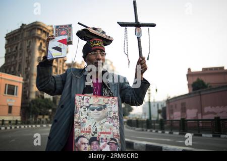 (140103) -- KAIRO, 3. Januar 2014 (Xinhua) -- Ein pro-militärischer Demonstrant wird bei einer Demonstration in der Nähe des Tahrir-Platzes in Kairo, der Hauptstadt Ägyptens, am 3. Januar 2014 gesehen.(Xinhua/Pan Chaoyue) ÄGYPTEN-KAIRO-DEMONSTRATION PUBLICATIONxNOTxINxCHN Kairo 3. Januar 2014 XINHUA ein Pro Military IS Lakes während einer Demonstration in der Nähe des Tahrir-Platzes in der ägyptischen Hauptstadt Kairo AM 3. Januar 2014 XINHUA Pan Chaoyue Egypt Cairo Demonstration PUBLICATIONxNOTxINxCHN Stockfoto